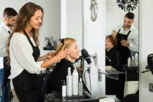 Otwarcie sklepów i salonów fryzjerskich