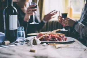 Limit czasowy na spożywanie posiłków w pomieszczeniach