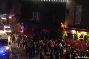Setki ludzi w sobotę wieczorem na Temple Bar w Dublinie