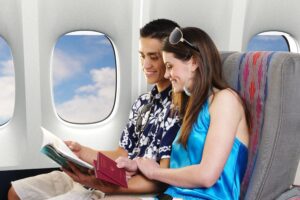 Według wirusologa w Irlandii podróże międzynarodowe bardziej niebezpieczne niż posiłki w pomieszczeniach