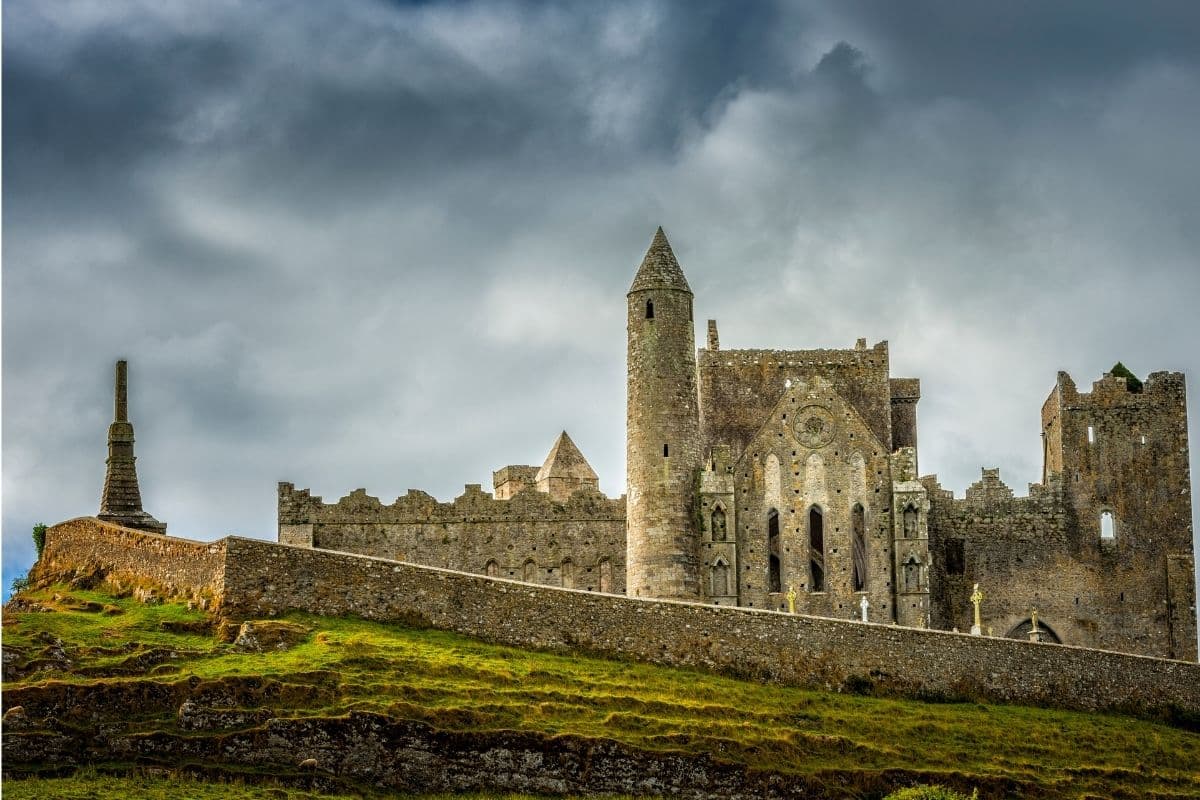 Gdzie wybrać się na wycieczkę w Irlandii - Rock of Cashel