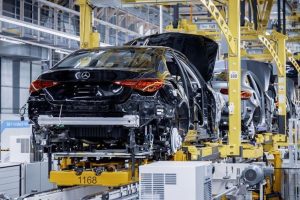 Mercedes prowadzi zwolnienia grupowe - za dobrowolne odejście z pracy oferuje nawet 400 tysięcy euro odprawy