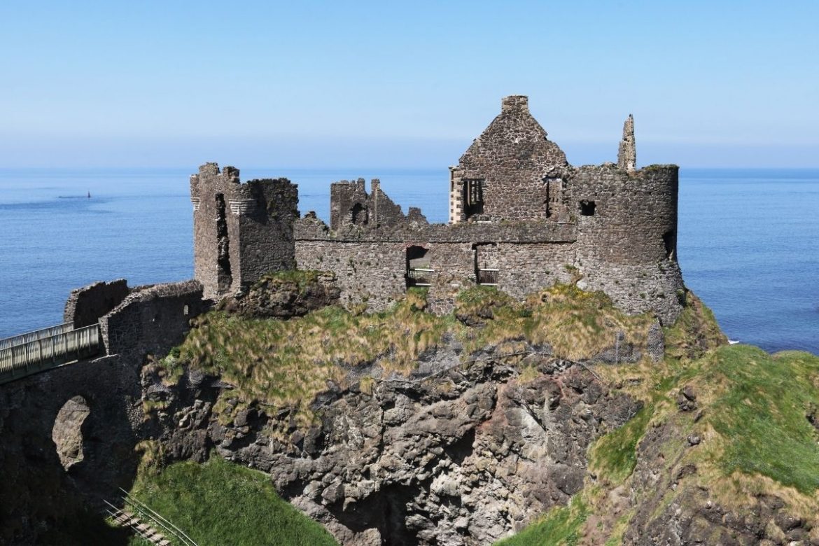 Zamek Dunluce malowniczo położony na wybrzeżu w Irlandii Północnej