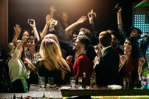 Wymóg zakupu biletów do klubów nocnych z godzinnym wyprzedzeniem