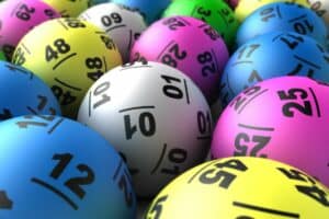 Osoba z Castlebar, która trafiła szóstke w sobotnim losowaniu Lotto skontaktowała się z National Lottery w celu odbioru wygranej