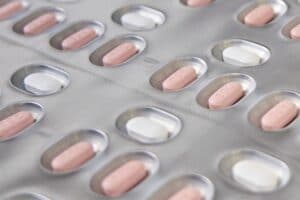 Regulator leków Unii Europejskiej dopuścił stosowanie tabletki na Covid-19 firmy Pfizer