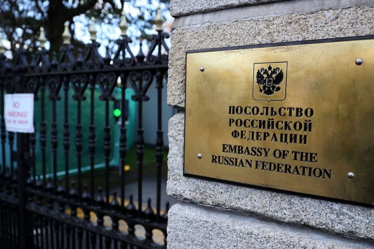 Mężczyzna oskarżony o uszkodzenie bramy ambasady rosyjskiej w Dublinie