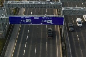 Kierowca vana ukarany grzywną 15 000 euro za nieopłacone opłaty za przejazd M50 - wysłano do niego 1200 listów ostrzegawczych