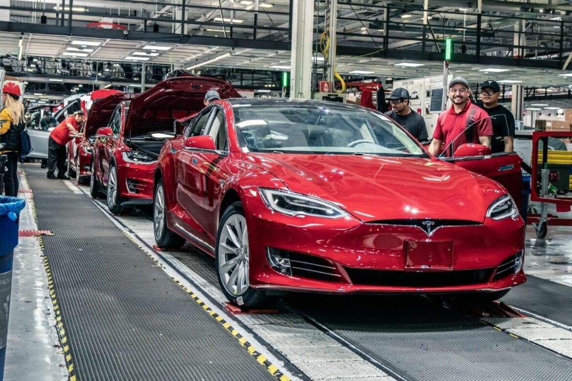 Elon Musk oznajmia, że Tesla zbuduje pojazd zaprojektowany jako robotaxi