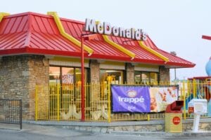 McDonald's sprzeda biznes w Rosji obecnemu operatorowi pod nową marką i wycofa się z działalności w tym kraju