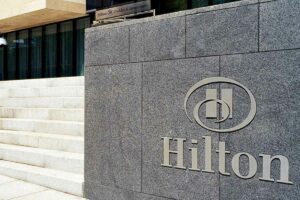 Mężczyzna postrzelony i poważnie ranny na parkingu hotelu w Dublinie