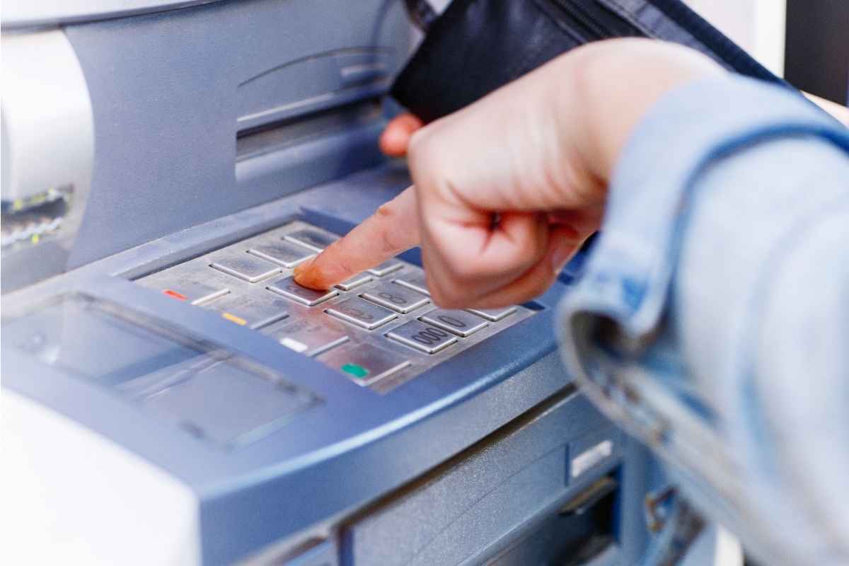 Mężczyzna skazany za założenie nakładki do skanowania kart w bankomacie i używanie danych skradzionych kart kredytowych do zakupów