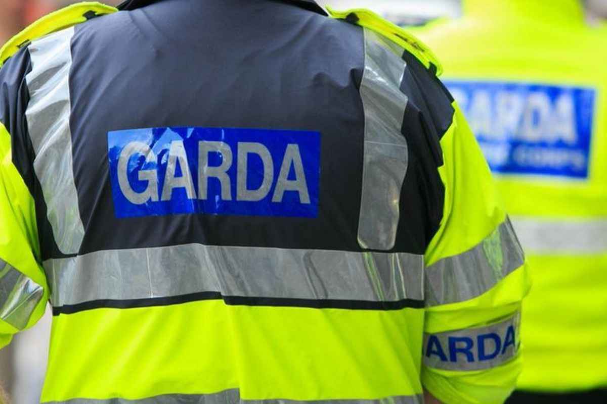 Funkcjonariusz Gardy poszkodowany i uszkodzone radiowozy podczas incydentu w zachodnim Dublinie