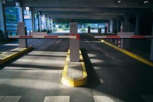 Samochód spadł z parkingu na pierwszym piętrze na ruchliwą ulicę Dublina