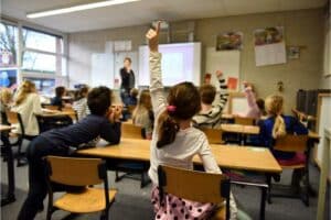 Według badań rodzice w Irlandii odczuwają ciężar finansowy powrotu dzieci do szkoły
