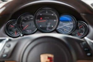 Młody mężczyzna ukradł Porsche i następnie rozbił się w Palmerstown