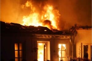 Dwóch policjantów uratowało kobietę z płonącego domu w Clondalkin