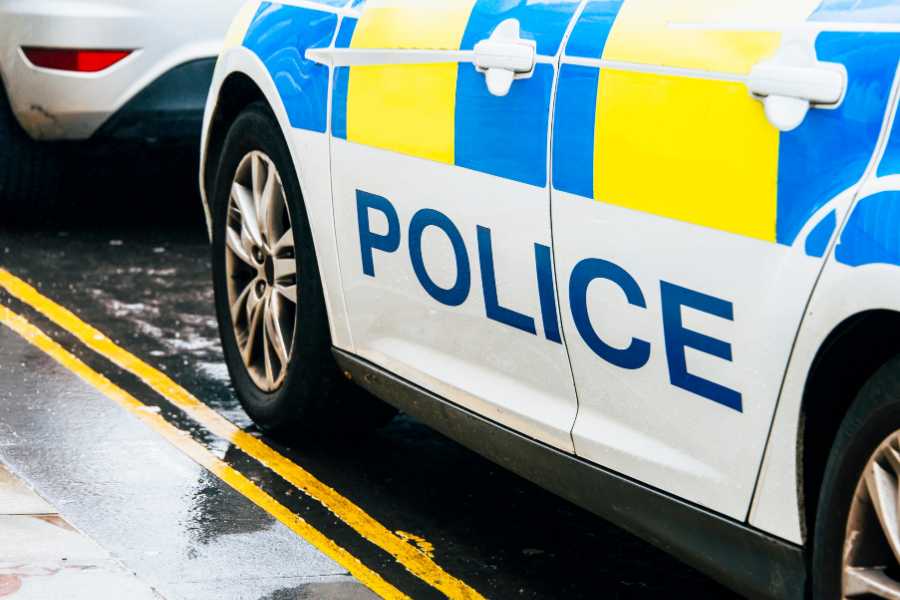 Dwóch policjantów w hrabstwie Fermanagh zostało rannych w wyniku rzucania przez młodych ludzi fajerwerków