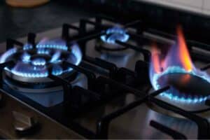 Od dziś wielu dostawców energii elektrycznej i gazu obniży ceny dla odbiorców indywidualnych