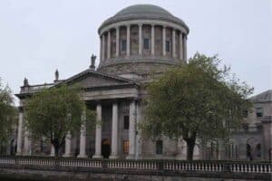 Mężczyzna oskarżony o podpalenie tramwaju Luas i naruszenie porządku publicznego w Dublinie podczas zamieszek 23 listopada 2023 roku