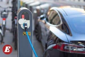 Sprzedaż nowych samochodów elektrycznych w Irlandii w pierwszej połowie roku spadła o 25%